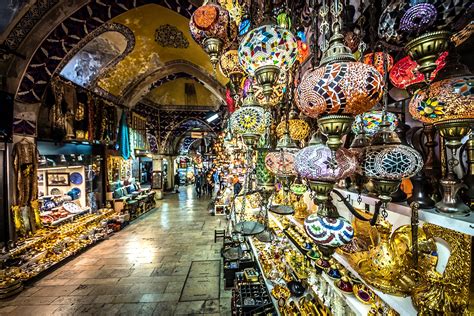  Grand Bazaar: Istanbul's Historic Marketplace - A Labyrinthine Tapestry of Commerce and Culture